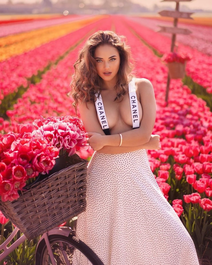 Azlea Antistia photo 2