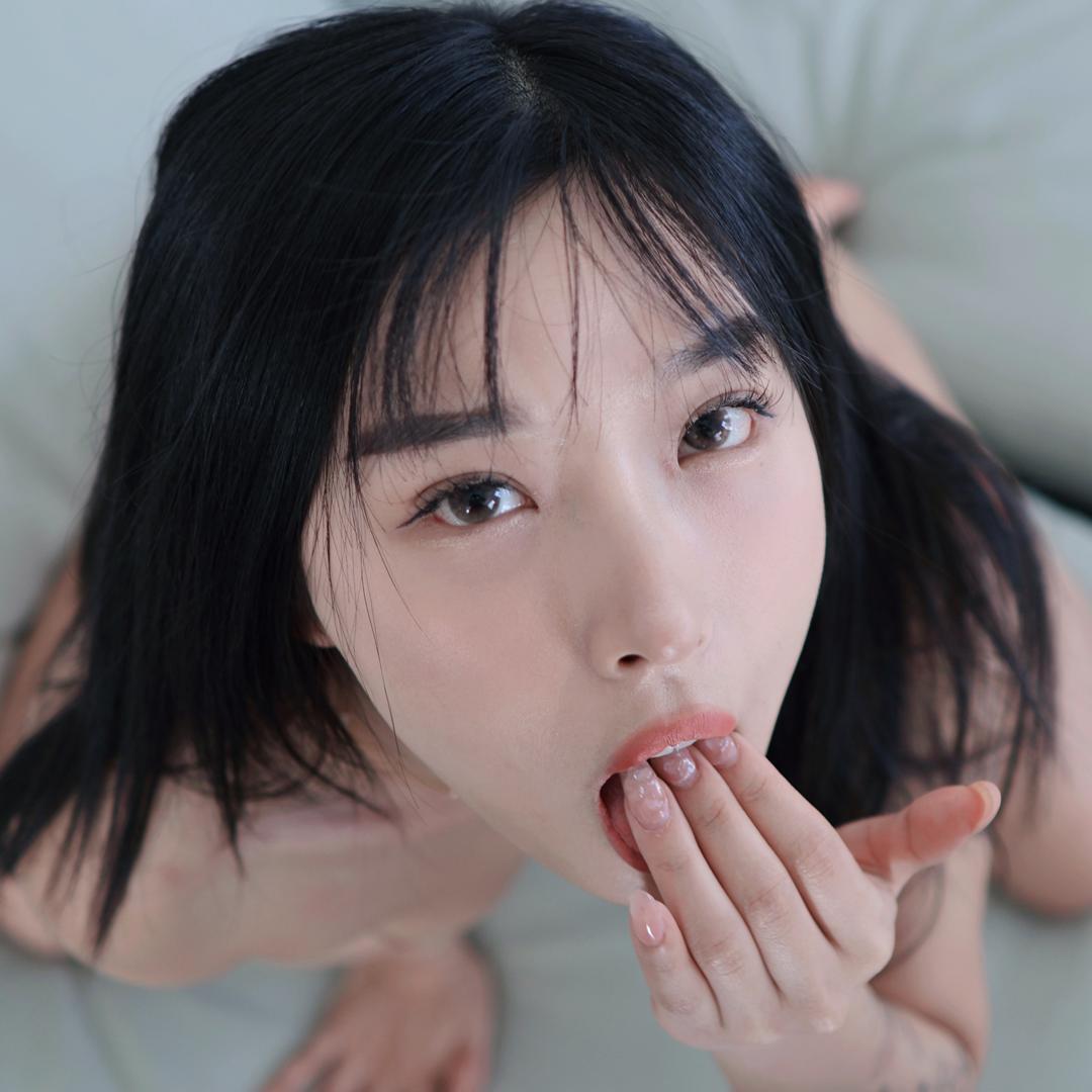 Elle Lee photo 5