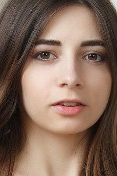 Elle Mira photo 2