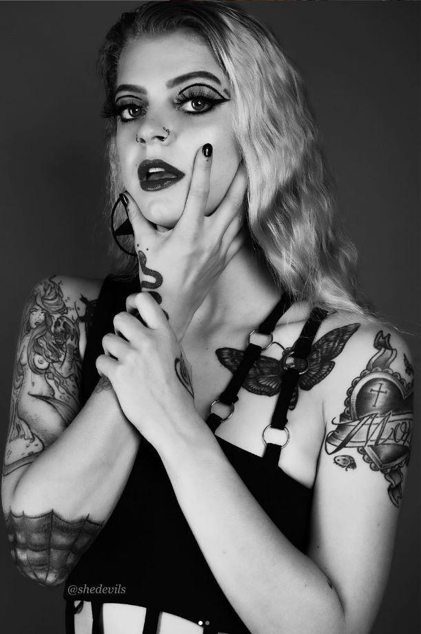 She Devil — fotos e vídeos +18