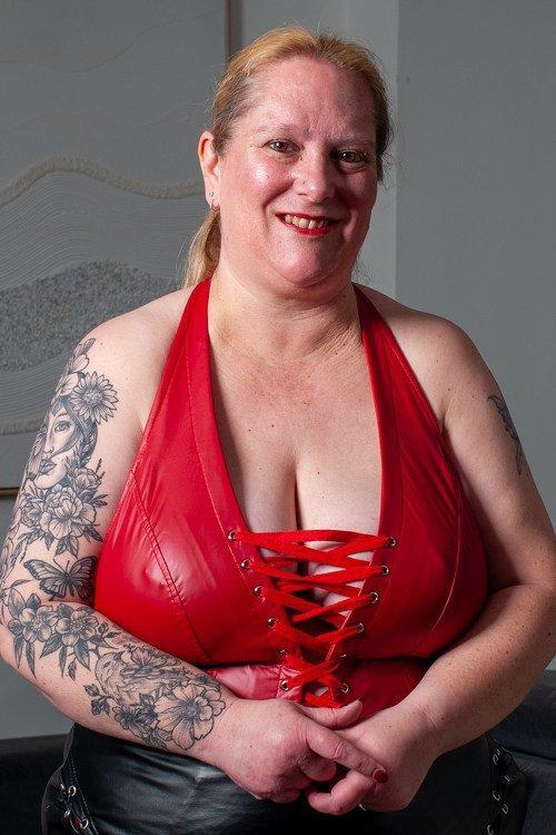 Busty Temptation Eu — fotos e vídeos +18