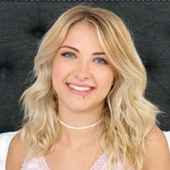 Emma Bugg photo 20