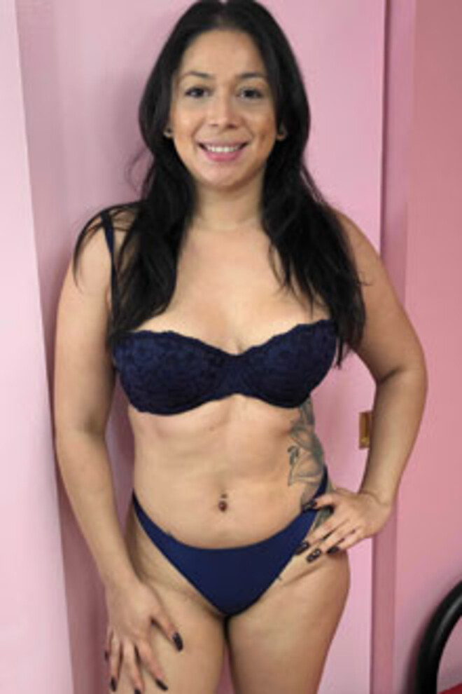 Stephanie Saint photo 2