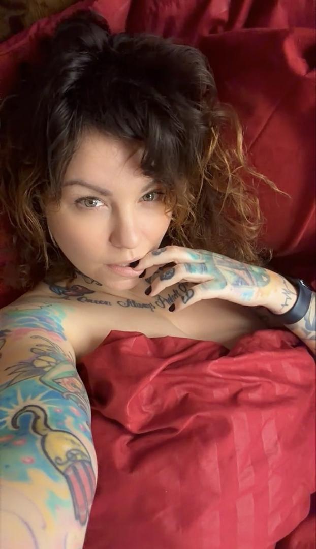 Hayley B — fotos e vídeos +18