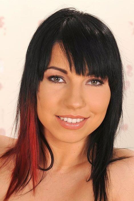Daisy Lee photo 6