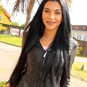 Daphne Klyde photo 38