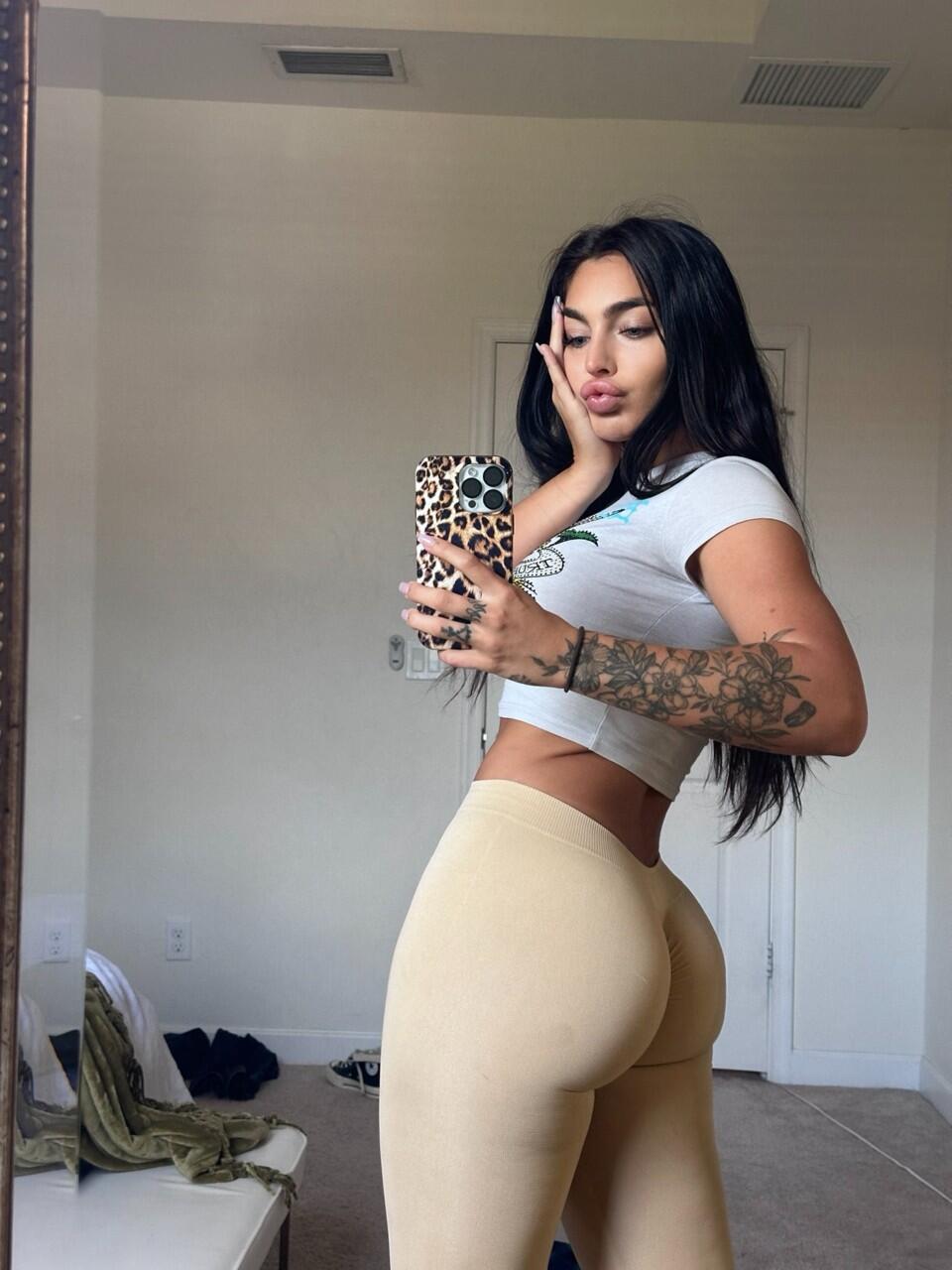 Emily Rinaudo photo 14
