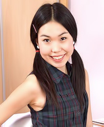 Nicoline Yiki photo 11