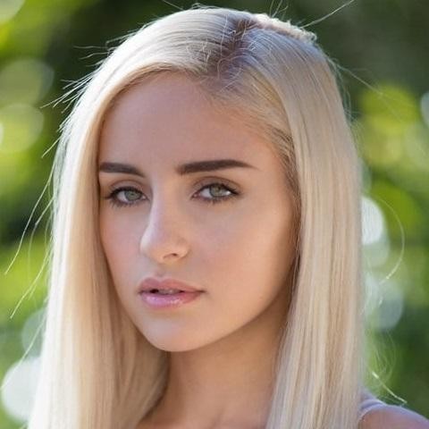 Naomi Woods photo 36