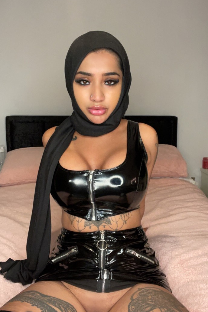 Yasmina Khan photo 7
