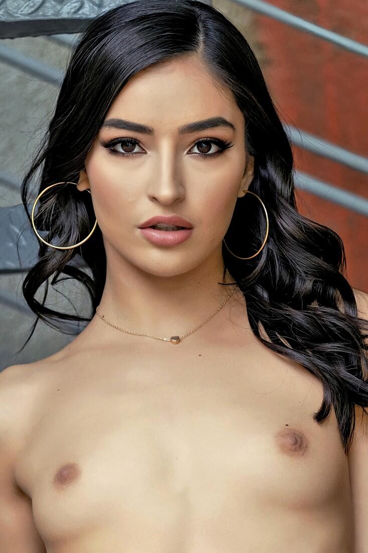 Emily Willis photo 40