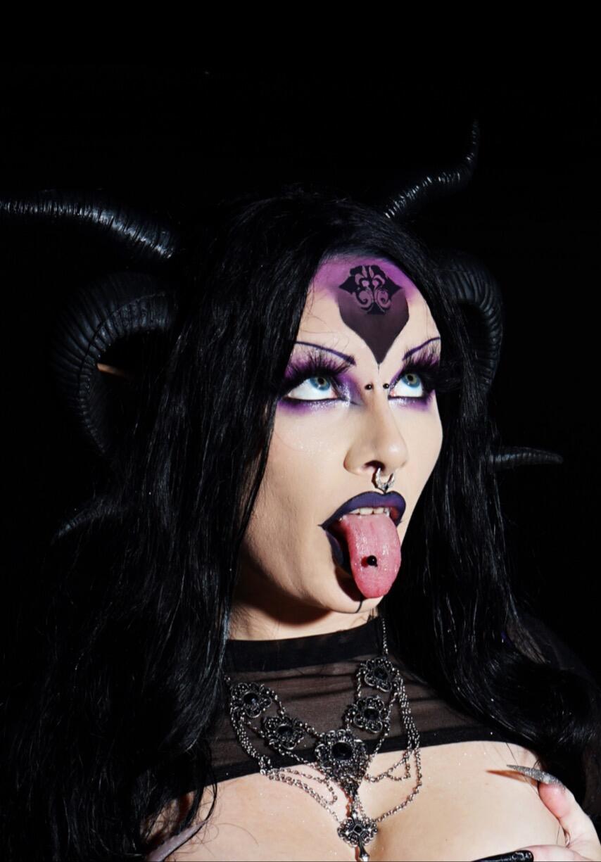 Sinful Sindel — fotos e vídeos +18