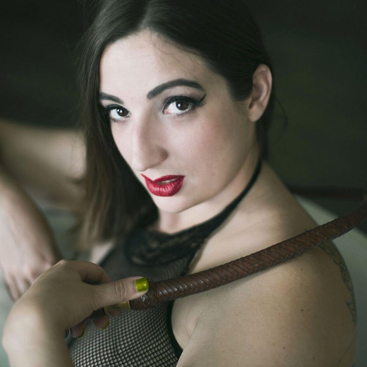 Mistress Evilyne — fotos e vídeos +18