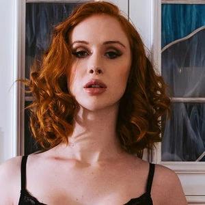 Lenina Crowne photo 18