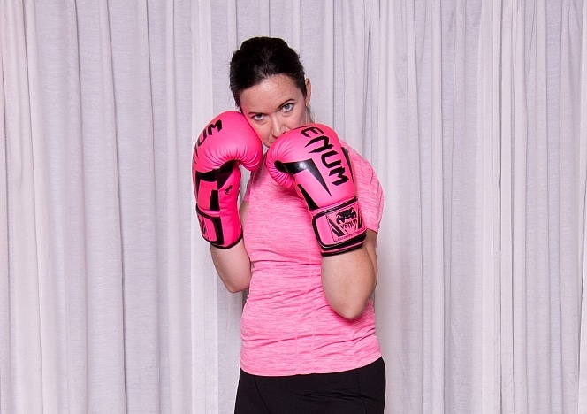 Yummypink Wrapping Her Wrist Up