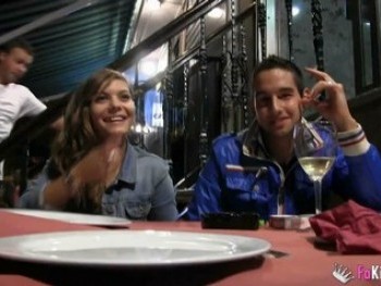Nos Vamos De Cena Con Sol y Lois. Ella Se Encapricha Del Yogurin De La Mesa De Al Lado y Terminan Haciendo Un Trio En El Mismo Restaurante