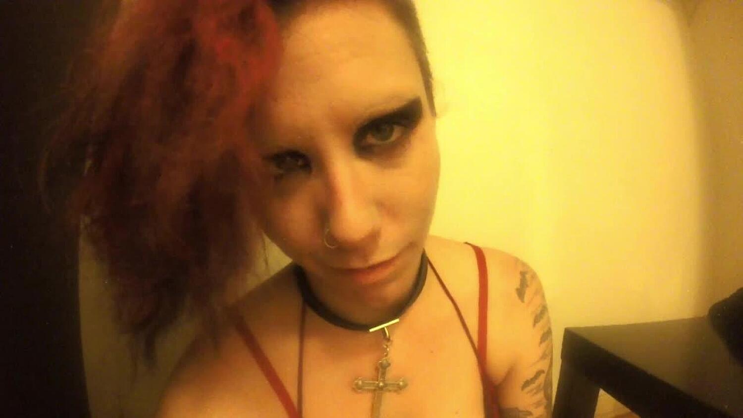 Making Out With The Vampire Girl