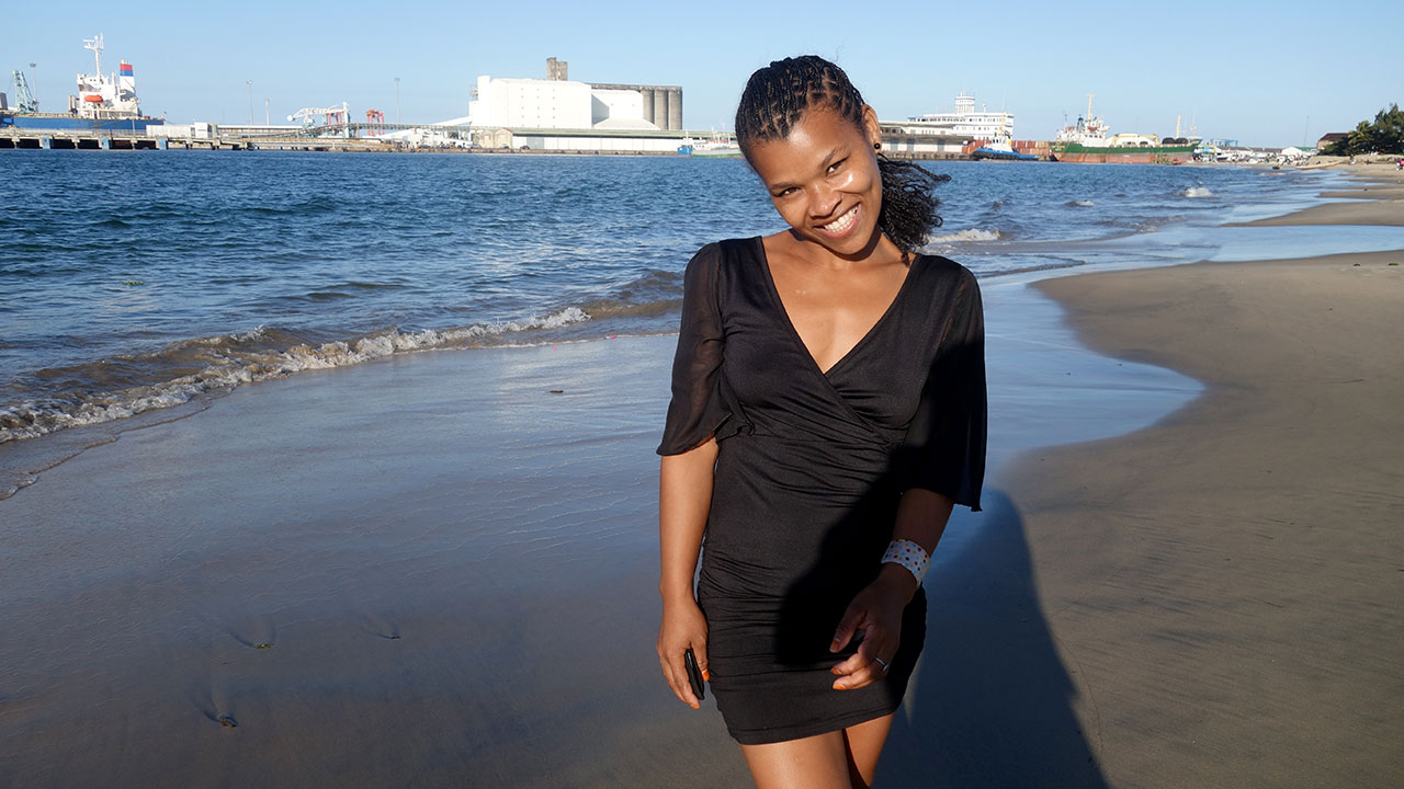 Black 19 Yo Girl 1 St Comes with Friends, Then Comes Alone