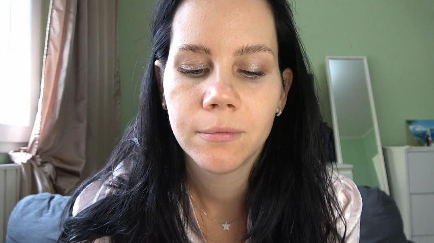 Anna Sucks With Different Lipsticks And Masturbates