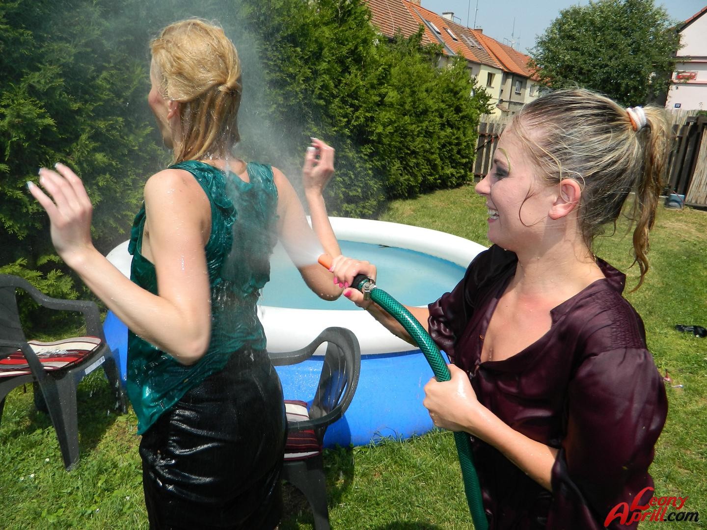 Leony Vs. Kate: Wetlook Catfight!