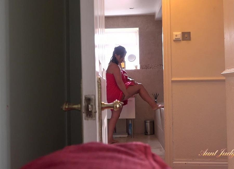 Montse Catches You Spying on Her Morning Routine