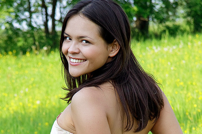 Felicia Lifts Up Skirt to Expose Her Cute Teen Ass!