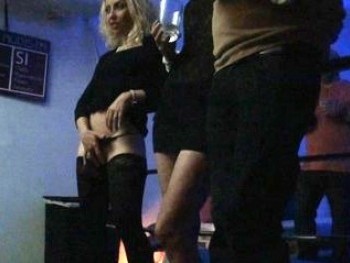 Y En El Pub Liberal Las Espontaneas Convirtieron Nuestra Visita En Una Orgia Improvisada