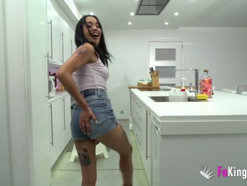 Sheila Proves Us How Easy It Is for Her to Guys to Be Caught in Her Web