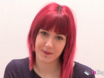 18 Anos, Su Nombre Es Emily Burton y Es La Hija De Satan. Su Primer Porno