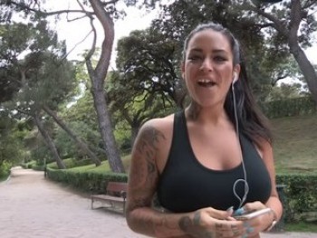 Asi Se Cuida Una Famosa Para Llegar a Ser Una Actriz Porno. Acompanamos a Raquel Adan En Un Dia De Deporte