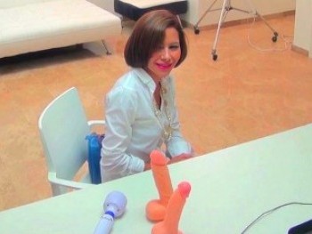 Secretaria Para Todo, Madura Busca Trabajo De Webcamer, Se Pone Cachonda En La Entrevista Y... Le Rompemos El Culo !!!