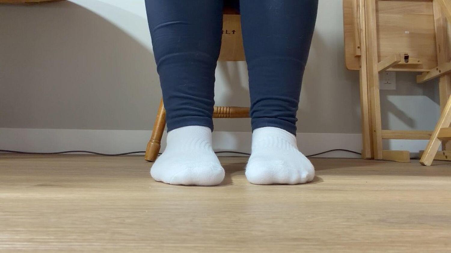 Sugargirlx2 Teases With Her Feet