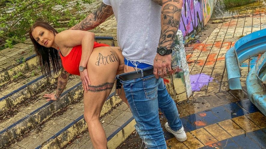 Julia Exclusiv: Public Fucking Is All She Needs