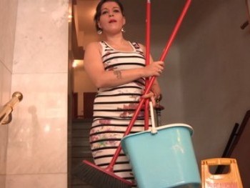 La Chica De La Limpieza Viene a Que La Follen El Culo. Puro Porno Del Pueblo Con Dennis Sweet vs John Barea