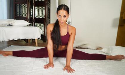 Beauty Flexi Betzz Shows Her Tight Holes