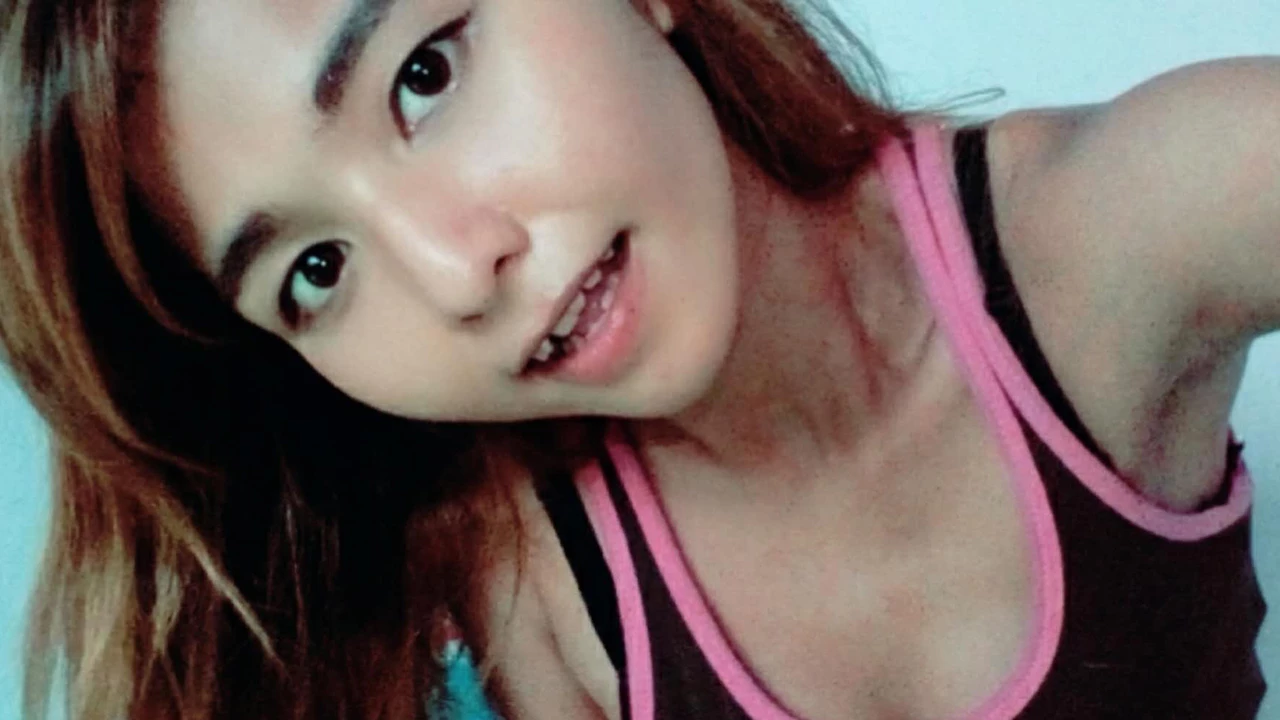 Pretty Myanmar Girl Sends Social Vids