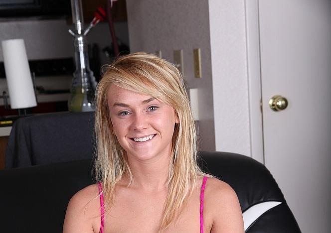 Blowjob and Ass Full of Cum for Lizzie Bell