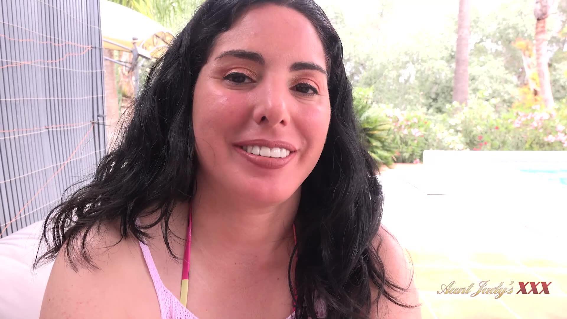 POV : Pool Girl Linda Finishes Her Work, Then Works On You