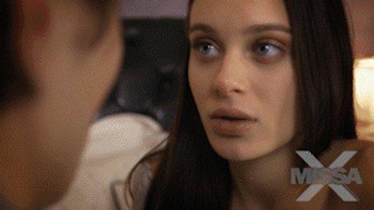 Incluye: Hermanastra Lana Rhoades, con el hermanastro Robby Echo, ayudándola a prolongar su orgasmo. 
 Tengo un gran problema. No puedo retener a un novio por más de dos semanas. Conocer a un chico y conseguir que salga conmigo es fácil, soy lo suficientemente guapa, pero que se quede conmigo es otra historia completamente diferente. Me excito tanto cuando conozco a un chico, le toco la mano, lo huelo cuando está a mi lado, me excita tanto sexualmente que se siente como un juego previo, y luego cuando entramos en el dormitorio, en el momento en que entra en mí, tengo un orgasmo y se acabó, y quiero decir totalmente se acabó. Me siento tan sensible después de mi orgasmo que es imposible continuar y satisfacerlo. Los chicos están empezando a pensar que soy egoísta, sexualmente, y aunque me he estado vistiendo mucho más sexy para atraer a los chicos, me evitan... hasta que conocí a John. 
 Estoy jugando diferente con John, así que estoy esperando para tener relaciones sexuales con él hasta esta semana. Sé que tengo un problema de orgasmo prematuro (en realidad lo llaman OPE, es una condición real llamada Orgasmo Prematuro Femenino). Pensé que si esperaba mucho más, muchas más citas con un chico, entonces la emoción desaparecería, y podría concentrarme en disfrutar del sexo, más que del sexo, quiero que me follen muy duro y durante mucho tiempo. John y yo hemos estado durmiendo juntos y mi condición es la misma, dos bombeos y he terminado. Empiezo a pensar que estoy «arruinada», que nunca tendré novio ni marido, y que seré una solterona por el resto de mi vida. 
 Mi dulce hermanastro llama a la puerta. Se me ocurre la idea de jugar a las casitas con él, como hacíamos cuando éramos más jóvenes. Fingíamos que éramos marido y mujer, frotando nuestros cuerpos juntos con la ropa puesta fingiendo, y se sentía bien, se sentía natural, y era emocionante, pero no tanto como para que me corriera. ¡Él me va a ayudar! Él será quien me entrene. Sé cómo seducir a un chico, es fácil, pero ¿será fácil seducir a mi hermanastro para que me ayude con esta condición? 
 Mira cómo se desarrolla la historia.. 
  También te encantará:  Viendo porno con tu hermanastra II 1080p HD   Missa Vault: Tabú #3 (compilación)   Missa Vault: Tabú - Josette Duval (compilación)