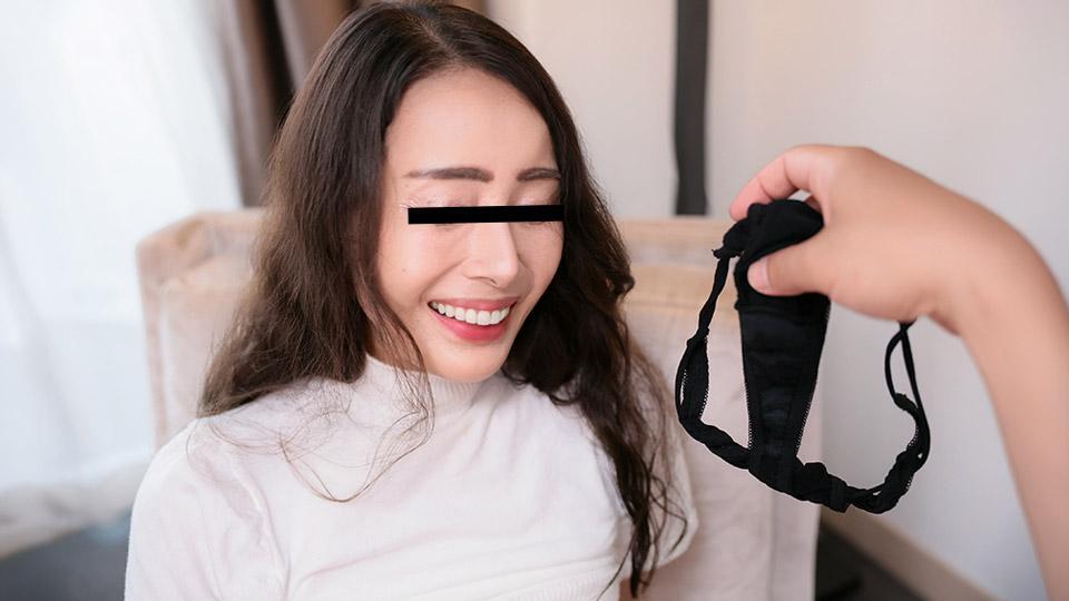 Let Me Buy The Underwear That You're Wearing Right Now! : A Mature Wife Who Mistakes A Thong For A Full-Back Brief