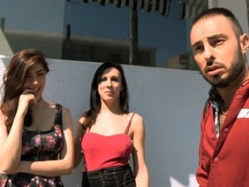 Dos Morenazas Buscando Pollas Entre Los Chicos Del Barrio. Lina y Sheila Saben Que Terminaran Cazando a Algun Pipiolo