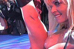 Blonde Fingering Herself Live