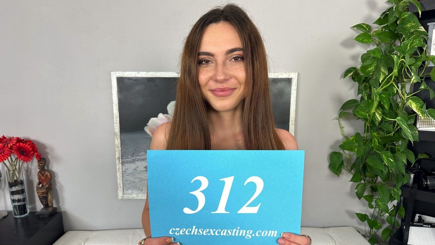 Sexy Czech Babe Wants to Be a Hot Model Because of Money