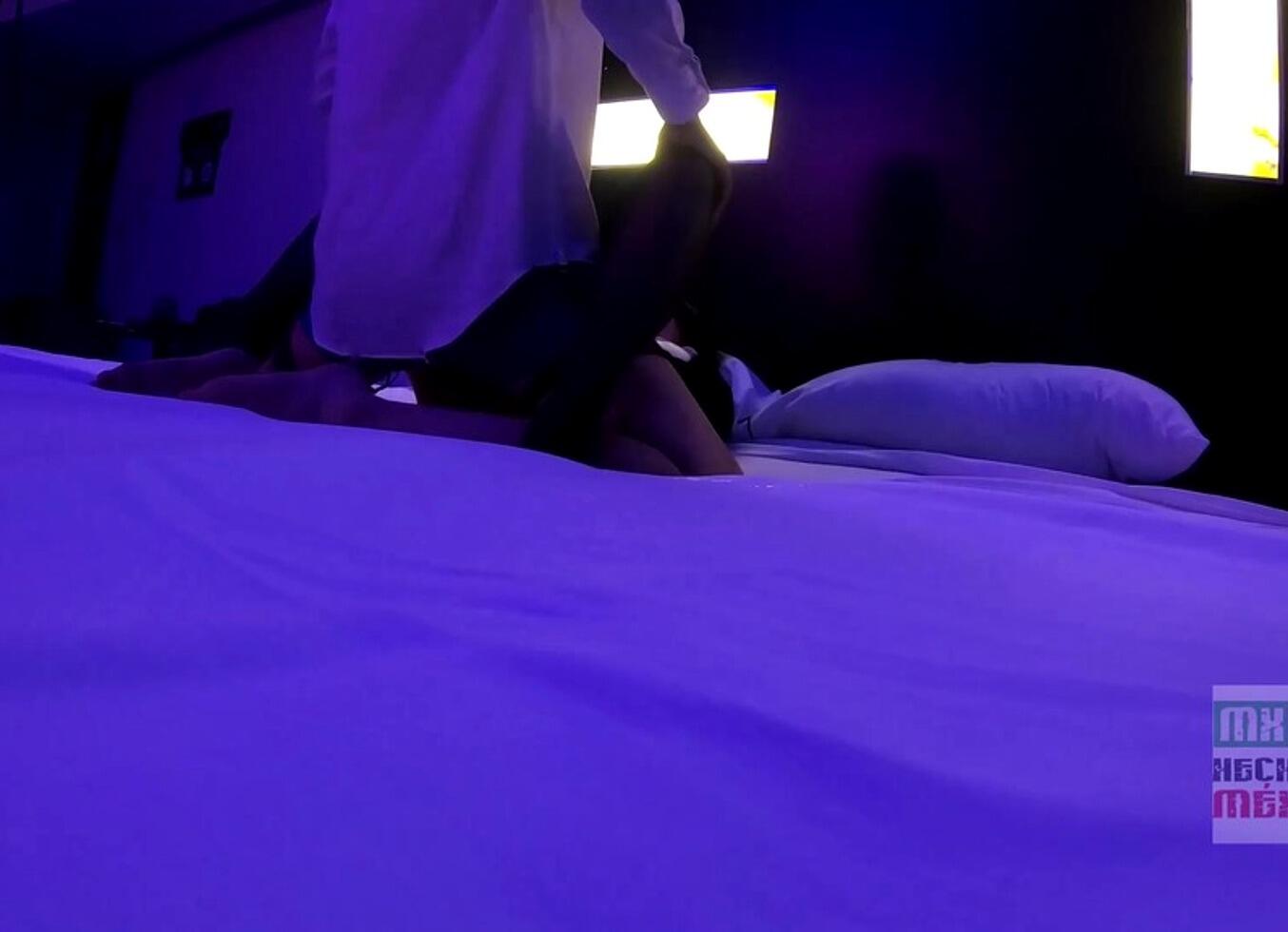 La Secretaria Cuckold Follando Frente A Su Marido