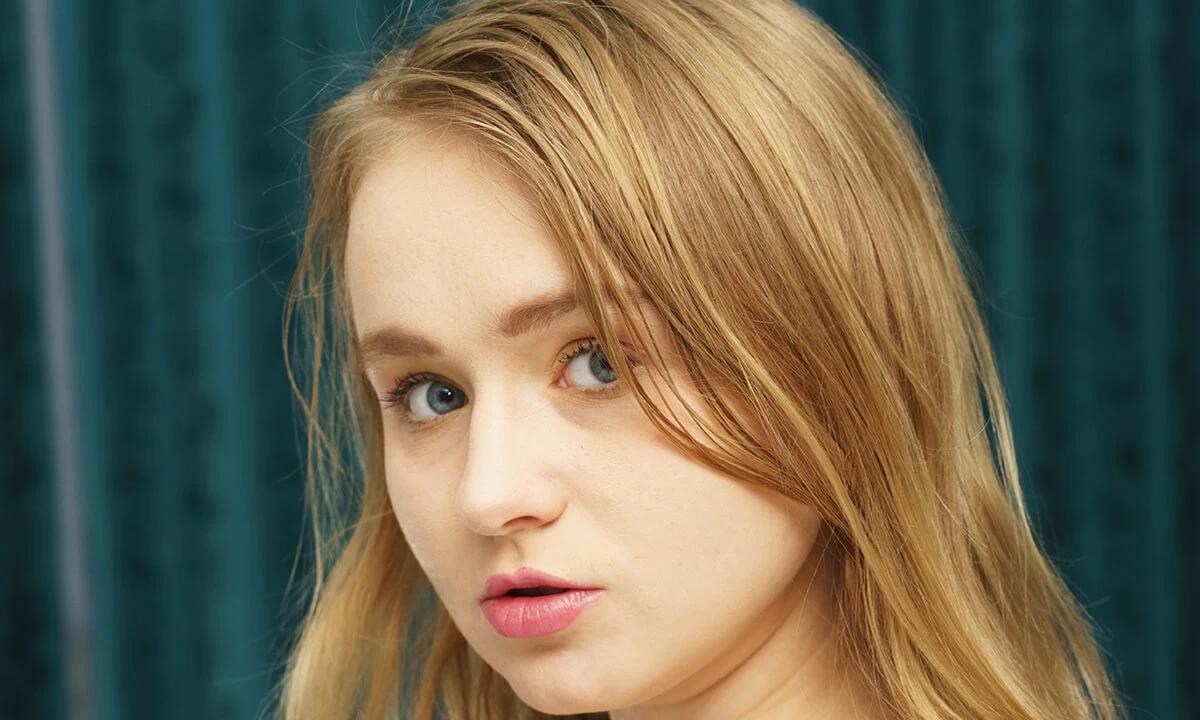 Curvy 19 Years Old Teen With Beautiful Blue Eyes First Video
