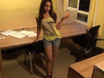 Hola !! Soy Adira y Me Follo Al Mensajero. Toy Harta De Mi Curro, Viva El Porno !! - El Video Completo