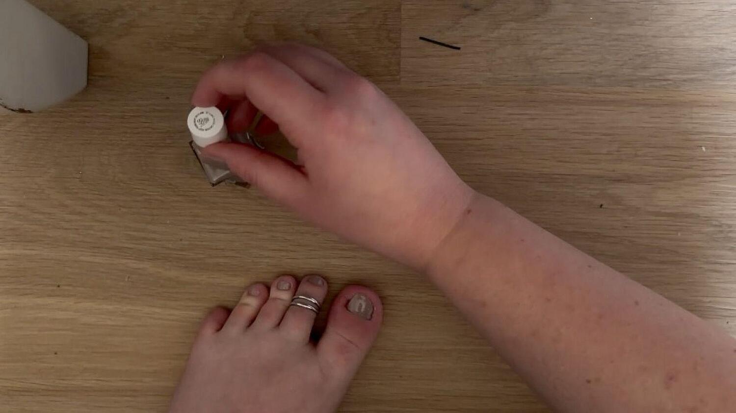 Sugargirlx2 Paints Her Nails While You Watch