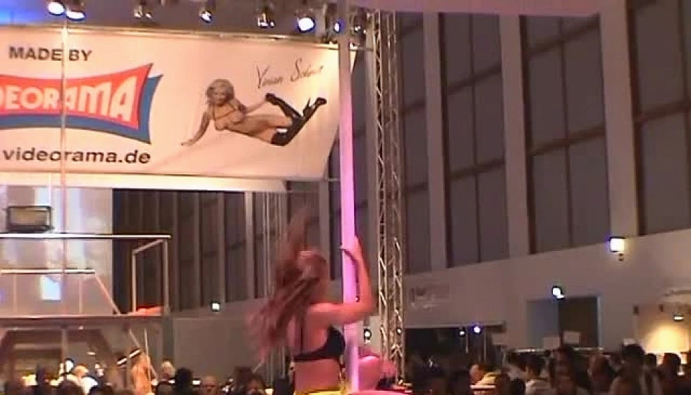 Leering Chicks Stripping