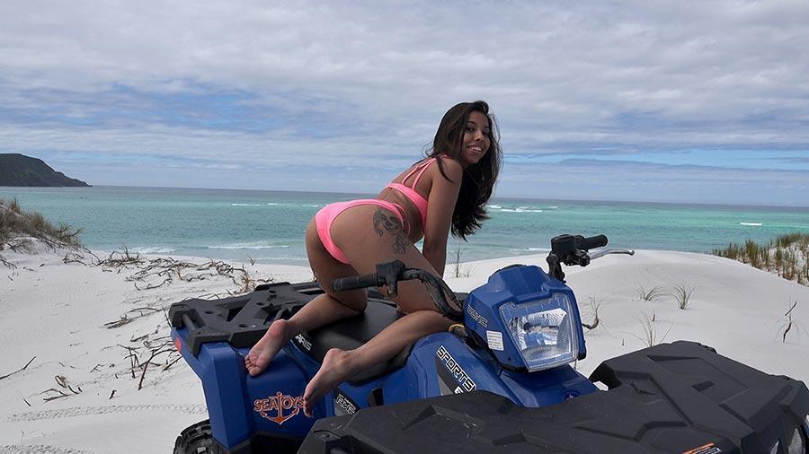 1383 Jasmine Summers: Quader Pounder With Tease - 3D