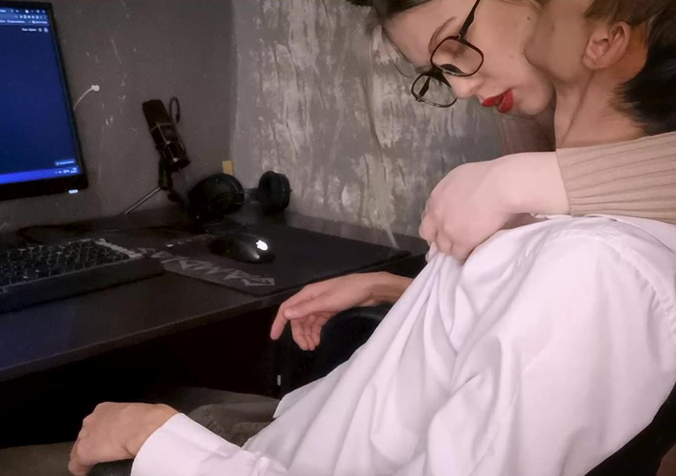 Hanna with Nerd Glasses Gives a Nice Blowjob